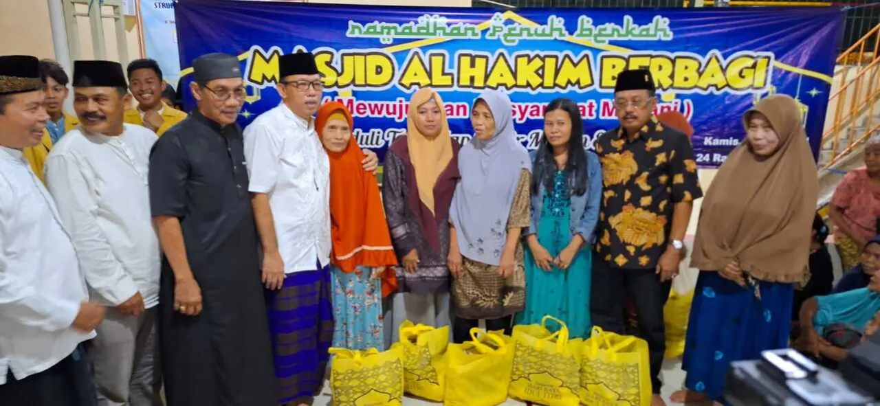 Hadiri Penyerahan Ratusan Paket Sembako di Masjid Al-Hakim Surabaya, Warga Do’akan Armuji Pimpin Surabaya