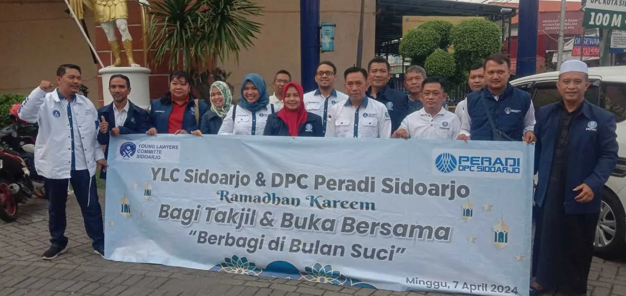 DPC Peradi Sidoarjo Bagikan 300 Takjil dan Santunan untuk Anak Yatim