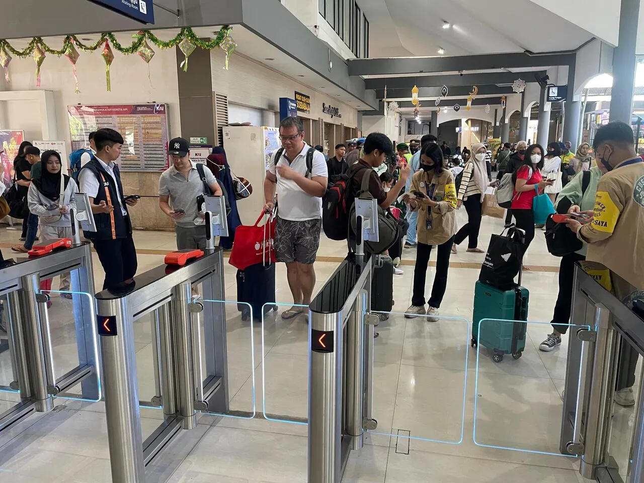 Puncak Arus Mudik 2024: 27 Ribu Penumpang Berangkat dari Stasiun Daop 8 Surabaya