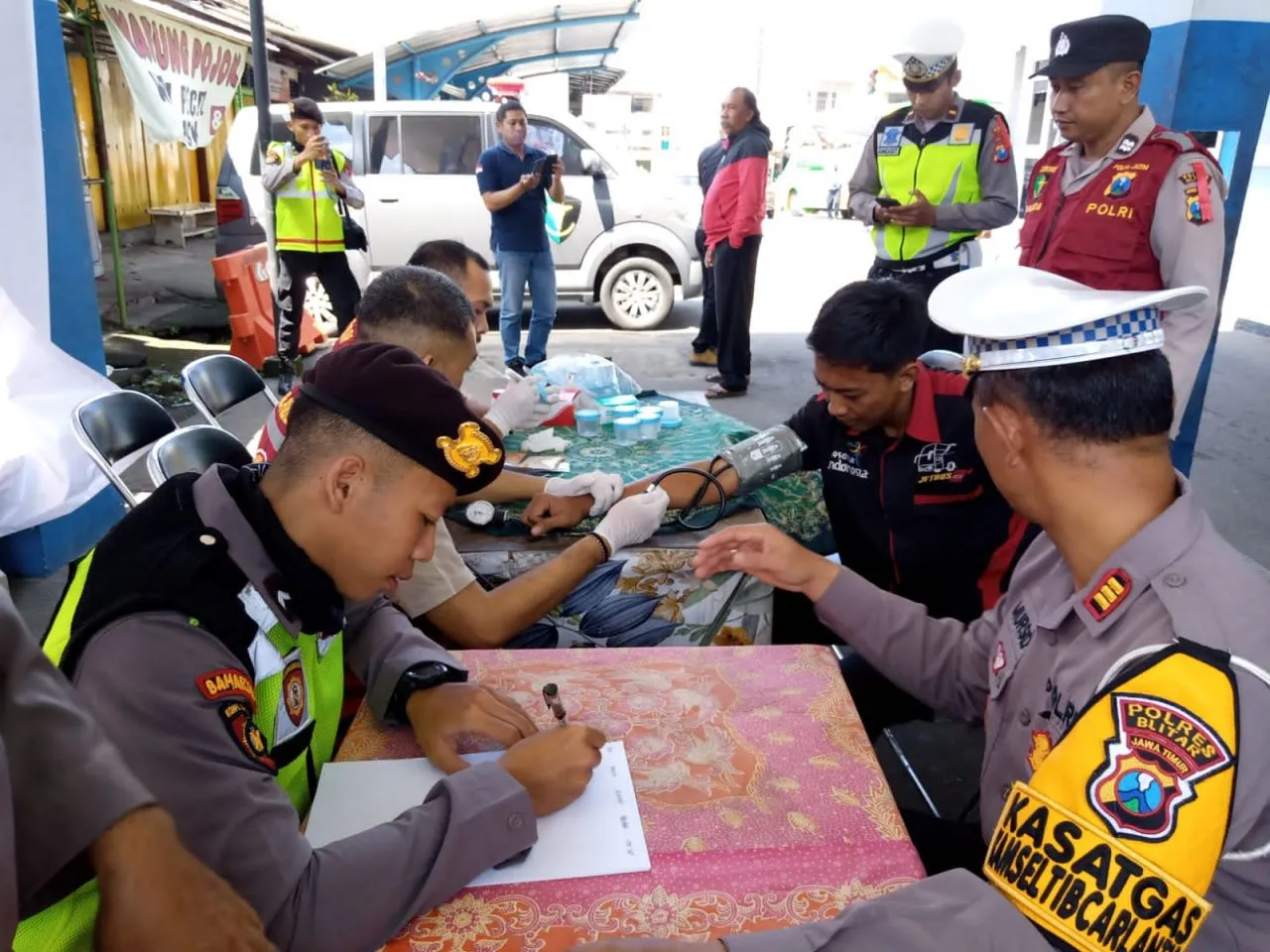 Puluhan Sopir Angkot dan Bus di Terminal Kesamben Dites Urine