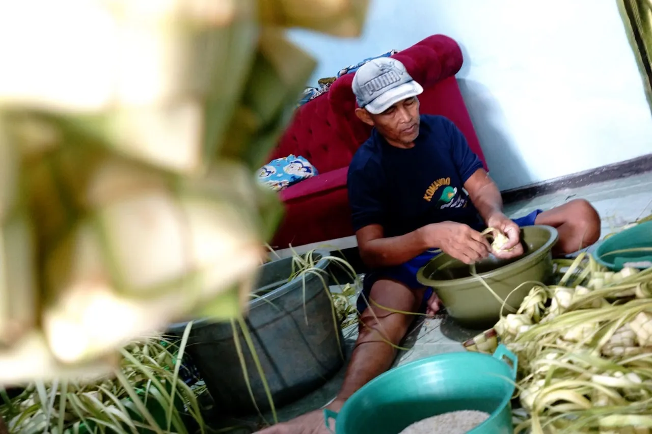 Jelang Lebaran Ketupat, Perajin di Jombang Kebanjiran Pesanan