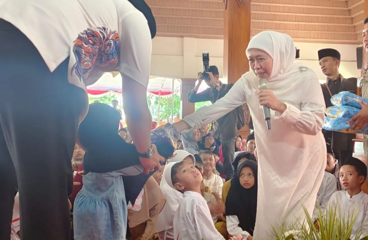 Khofifah dan Pj Wali Kota Ali Kuncoro Serahkan Santunan 500 Anak Yatim se-Kota Mojokerto