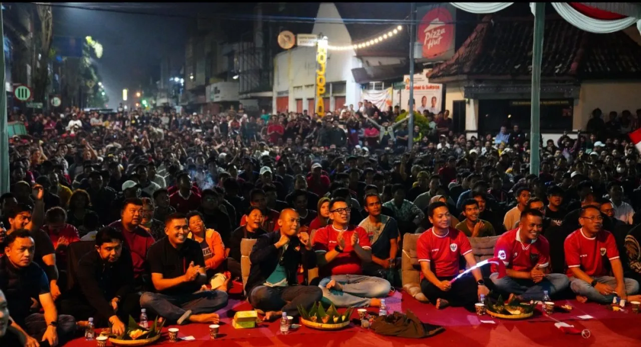 Ribuan Warga Nobar Timnas U-23 Bareng Mas Pj Ali Kuncoro di Alun -Alun Kota Mojokerto
