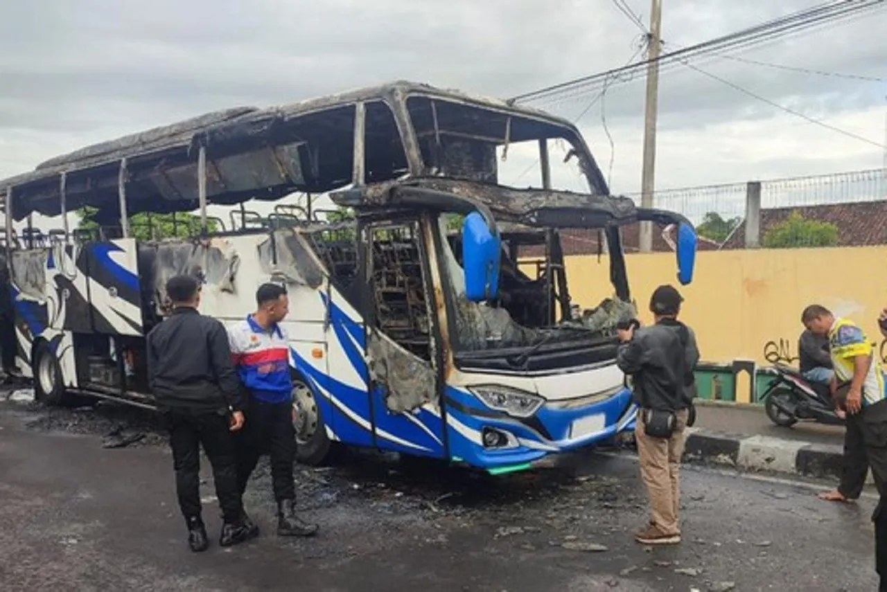 Waspadai Penyebab Mobil Terbakar Akibat Korsleting di Kompresor AC
