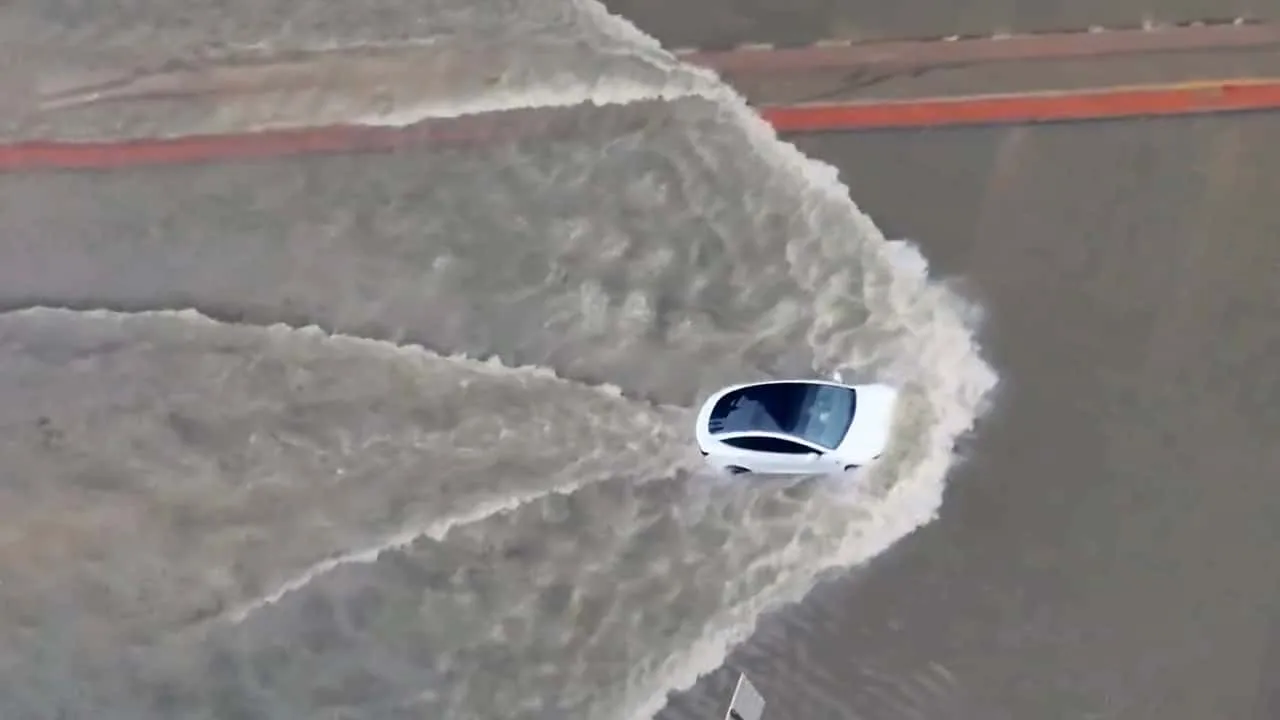 Makin Ngeri! Mampu Terobos Banjir Besar, Mobil Listrik Tesla Dicap ‘Amfibi’