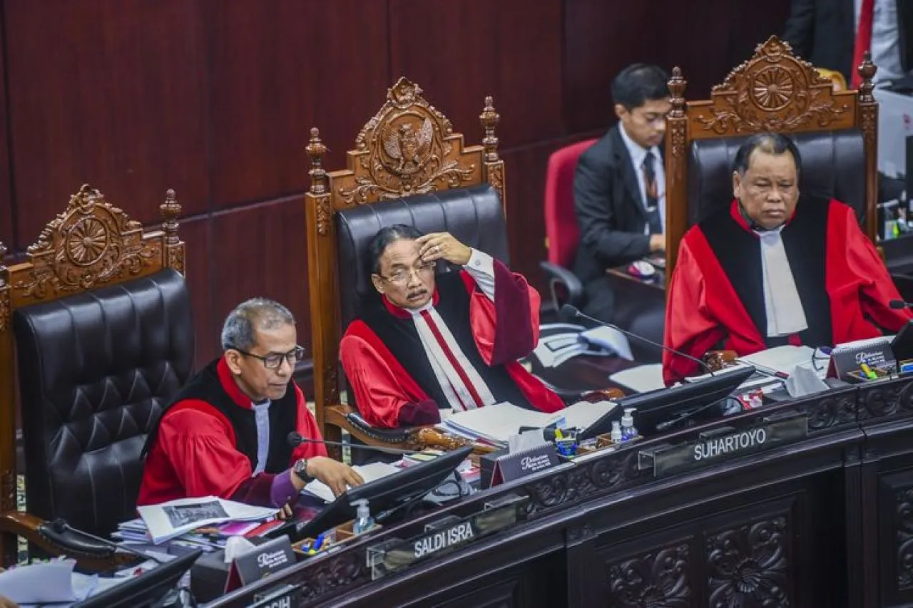 Yusril Dicemes Ketua MK Suhartoyo