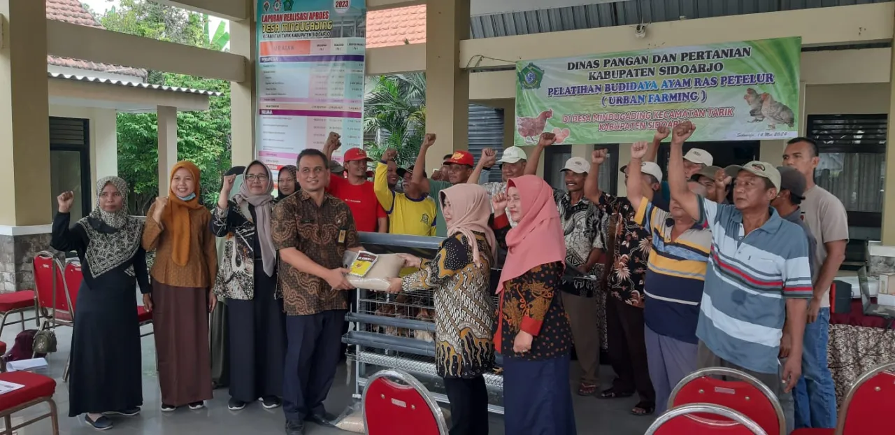 Penuhi Kebutuhan Stok Pangan, Puluhan Warga Mindu Gading Terima Bantuan Ayam Petelur