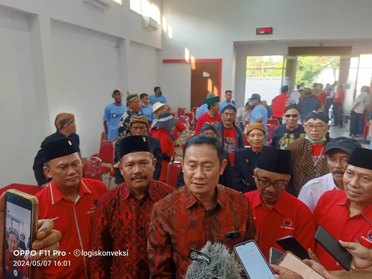 Yuhronur Efendi Kembalikan Formulir Pendaftaran ke PDIP Ajak Komunitas Ontoseno