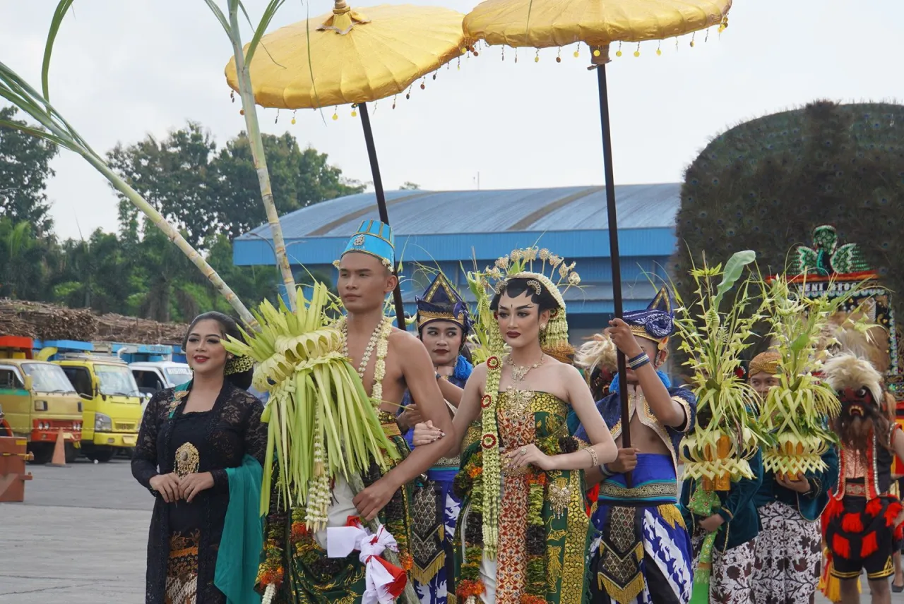 Tandai Awal Musim Giling Tebu, PT RMI Gelar Ritual Pertemuan Temanten Tebu Lanang dan Wadon