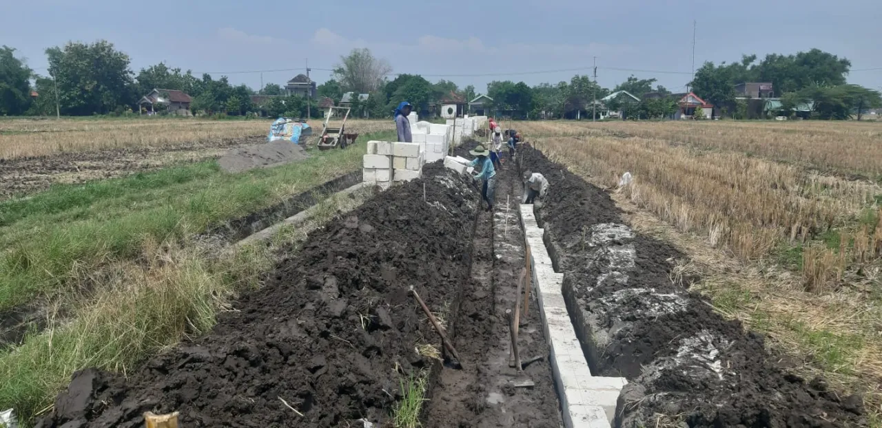 Tingkatkan Produktivitas Pertanian, Pemdes Balongmacekan Bangun Saluran Irigasi
