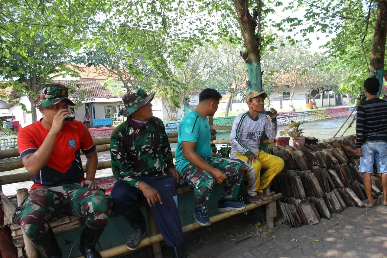 Kedekatan Satgas TMMD ke-120 Kodim 0816/Sidoarjo Ciptakan Keharmonisan Nyata Warga Desa Penambangan