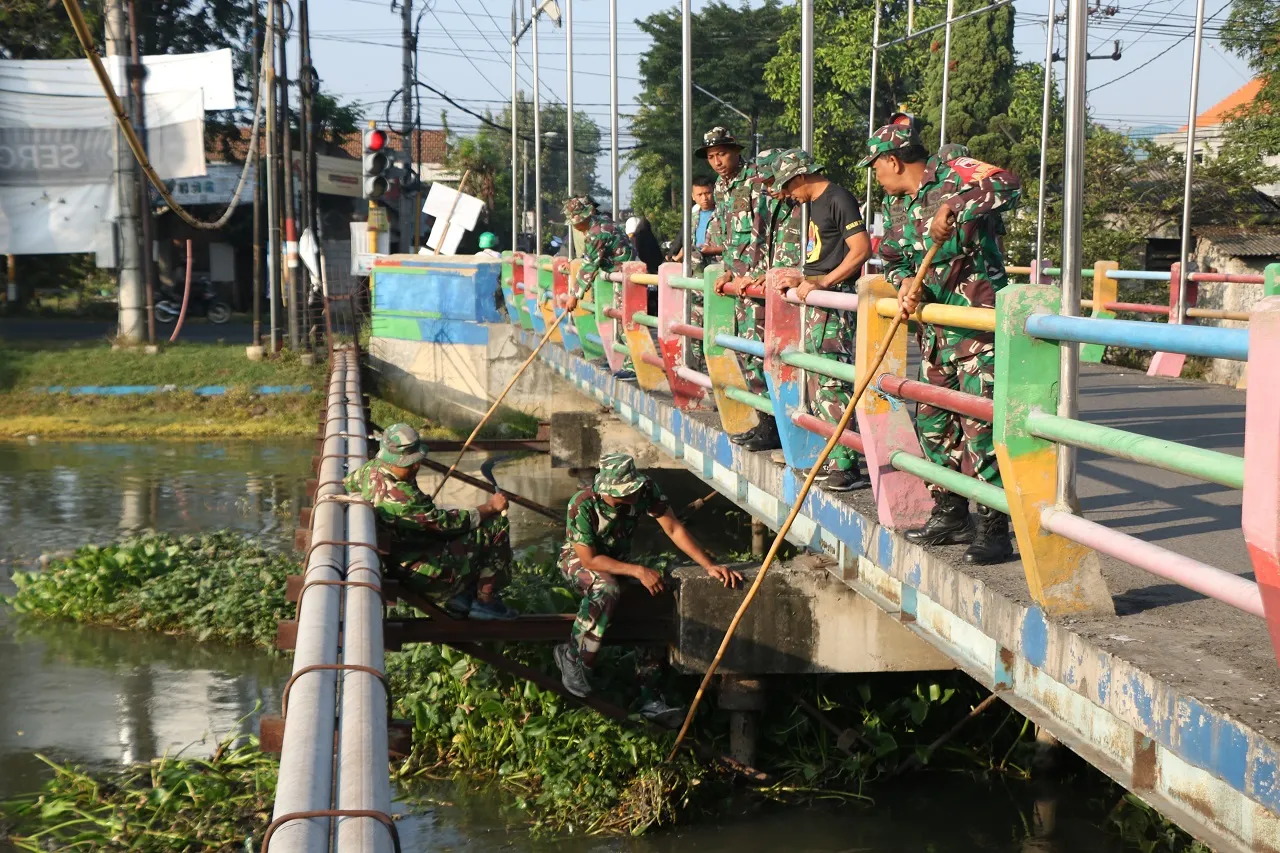 Satgas TMMD 120 Kodim 0816/Sidoarjo, Guyub Rukun Bersihkan Sungai dan Jalan Raya