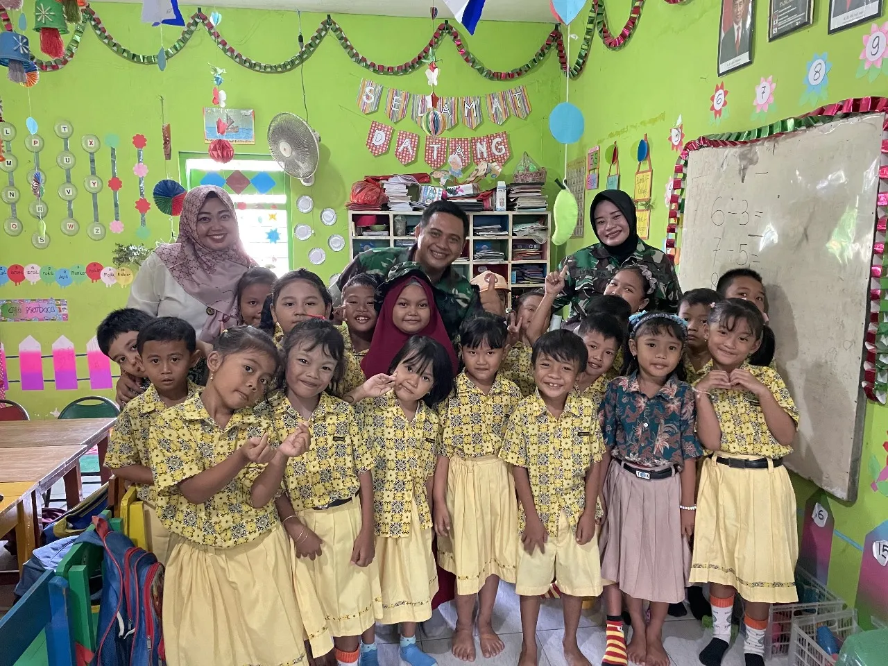 Satgas TMMD ke-120 Kodim 0816/Sidoarjo Beri Motivasi Anak-anak TK Belajar serta Kepercayaan Diri