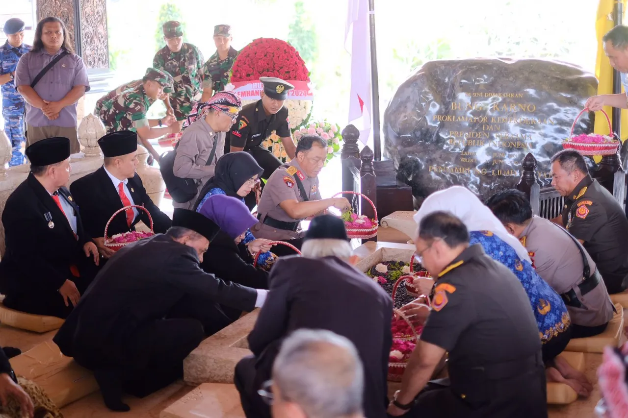 Dalam Rangka HUT Lemhanas ke 59, Gubenur Lemhanas Ziarah di Makam Bung Karno