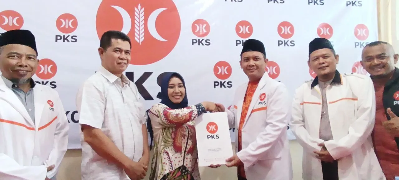 Diantar Pendukung Incumbent Ning Ita Mendaftar ke PKS