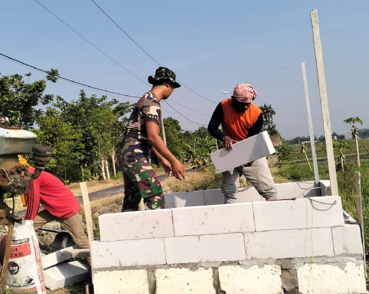Semangat Tak Kenal Lelah, Satgas TMMD ke-120 Buat Sumur Bor Petani Desa Penambangan
