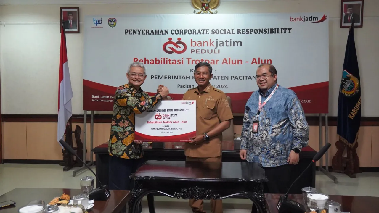 Baca juga : Peduli Keindahan Alun-alun Pacitan, Bank Jatim Lakukan Rehabilitasi dan Penataan Trotoar