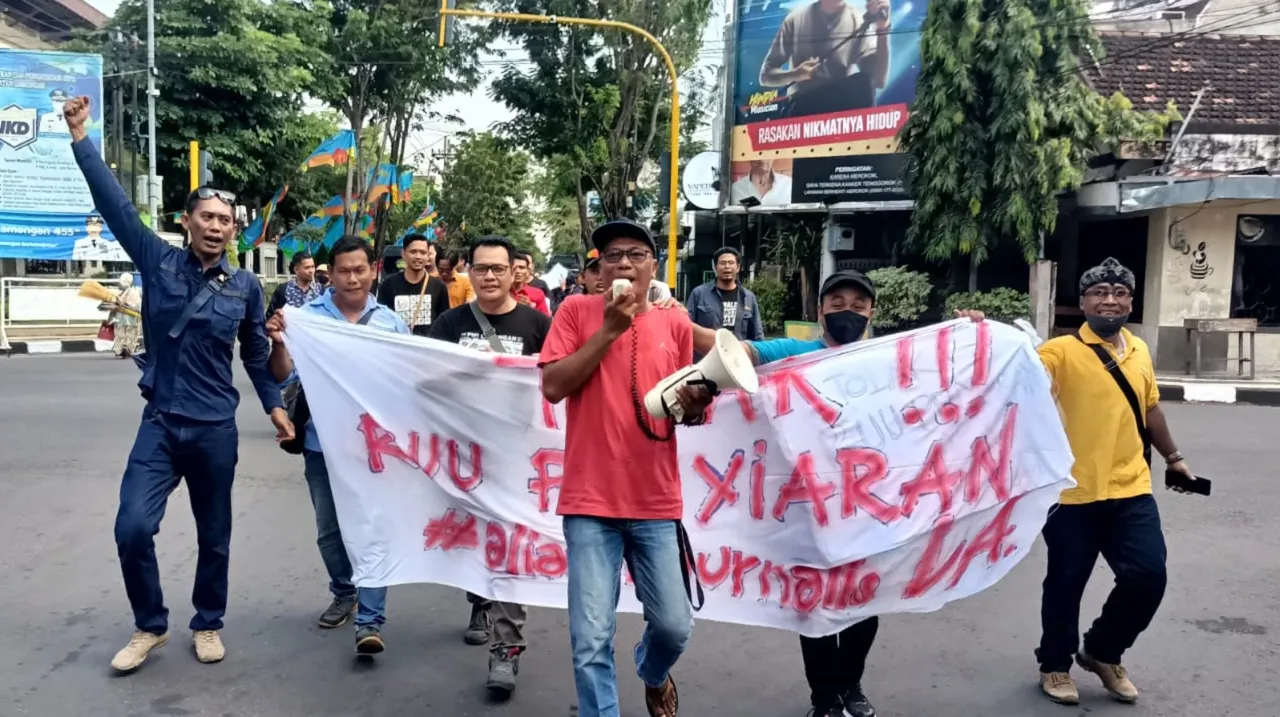 Demo Tolak RUU Penyiaran, Puluhan Wartawan Lamongan Berjalan Mundur