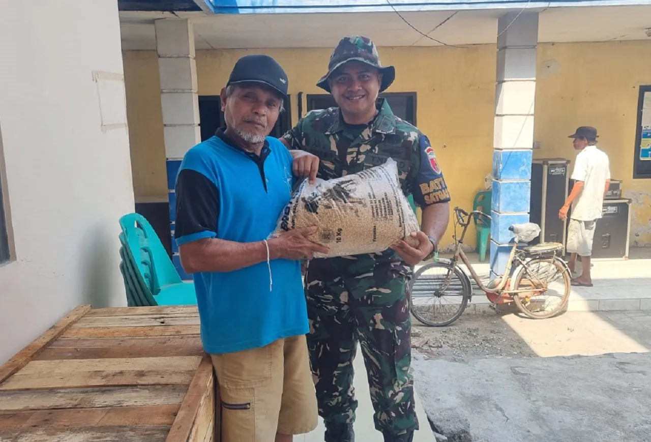Tingkatkan Pertanian Lokal, Satgas TMMD ke-120 Sidoarjo Bagikan Bantuan Benih Padi