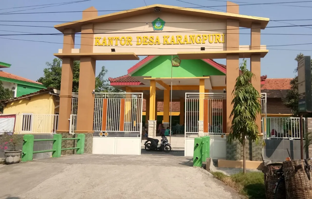Perindah Kantor Desa, Pemdes Karangpuri Bangun Gapura