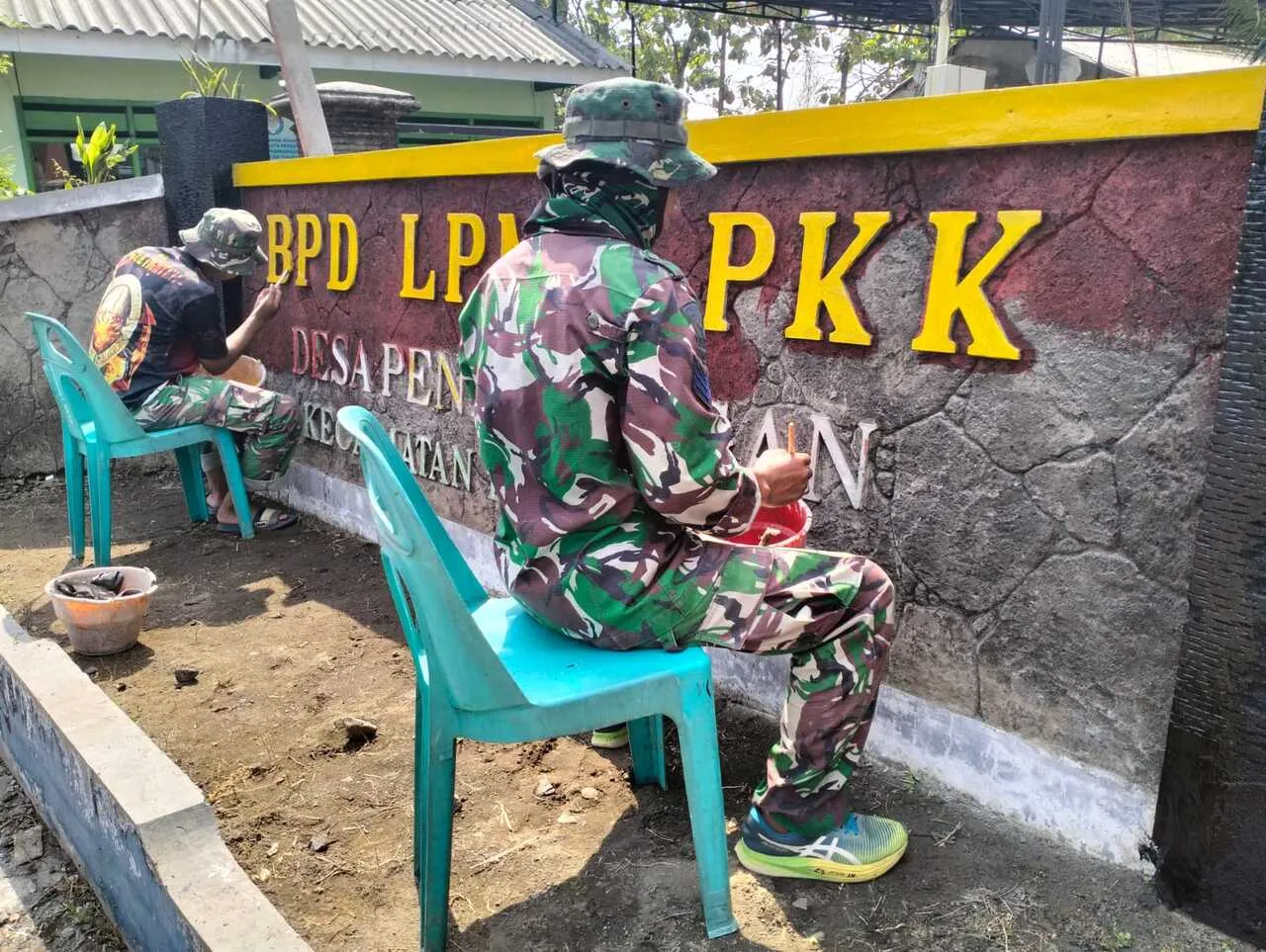 Satgas TMMD ke-120 Kodim 0816/Sidoarjo Percantik Desa Penambangan dengan Pengecatan dan Penanaman Pohon