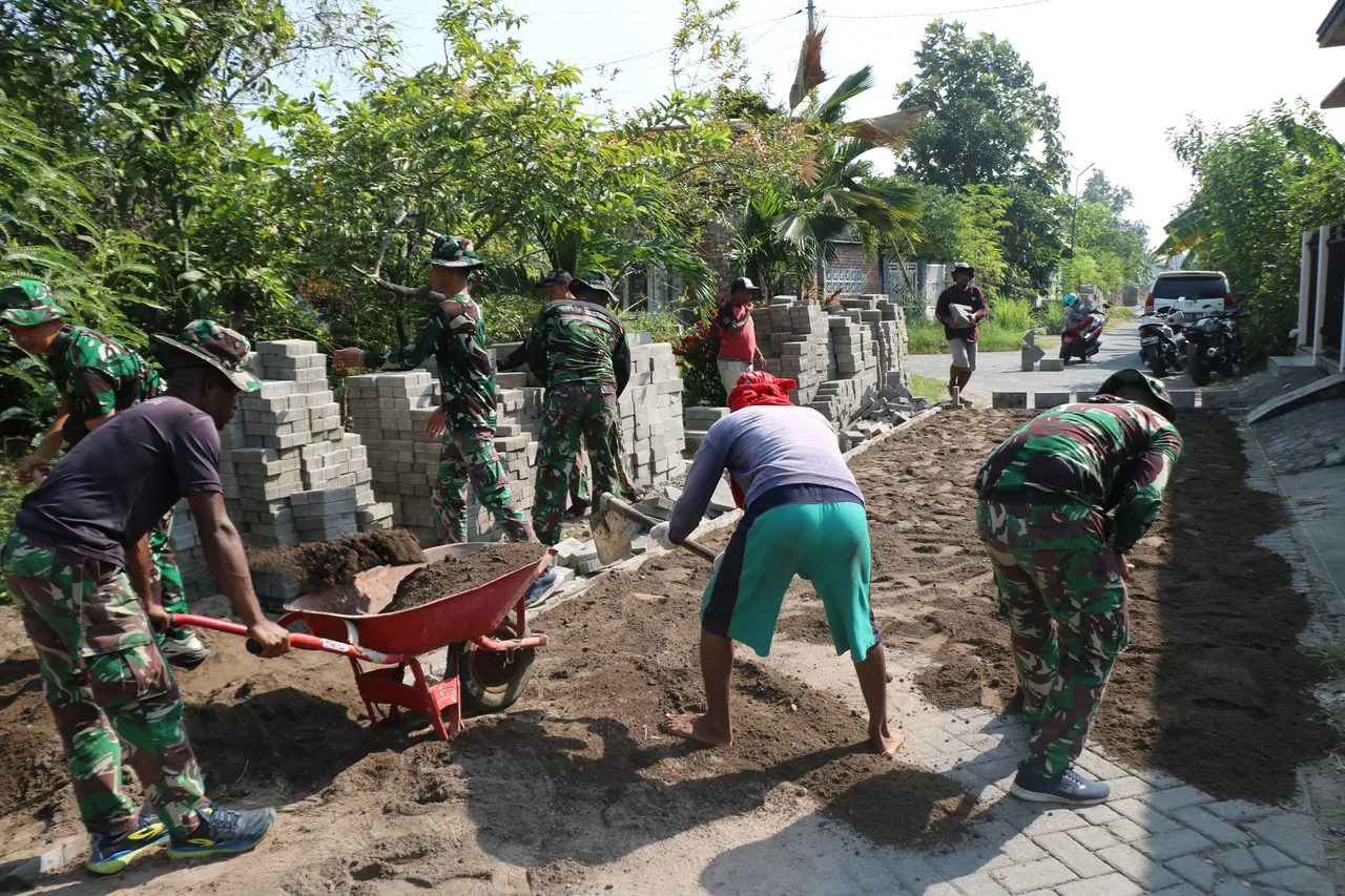 Pembangunan Jalan Paving 300 Meter oleh Satgas TMMD ke-120 Kodim 0816/Sidoarjo Capai 50%