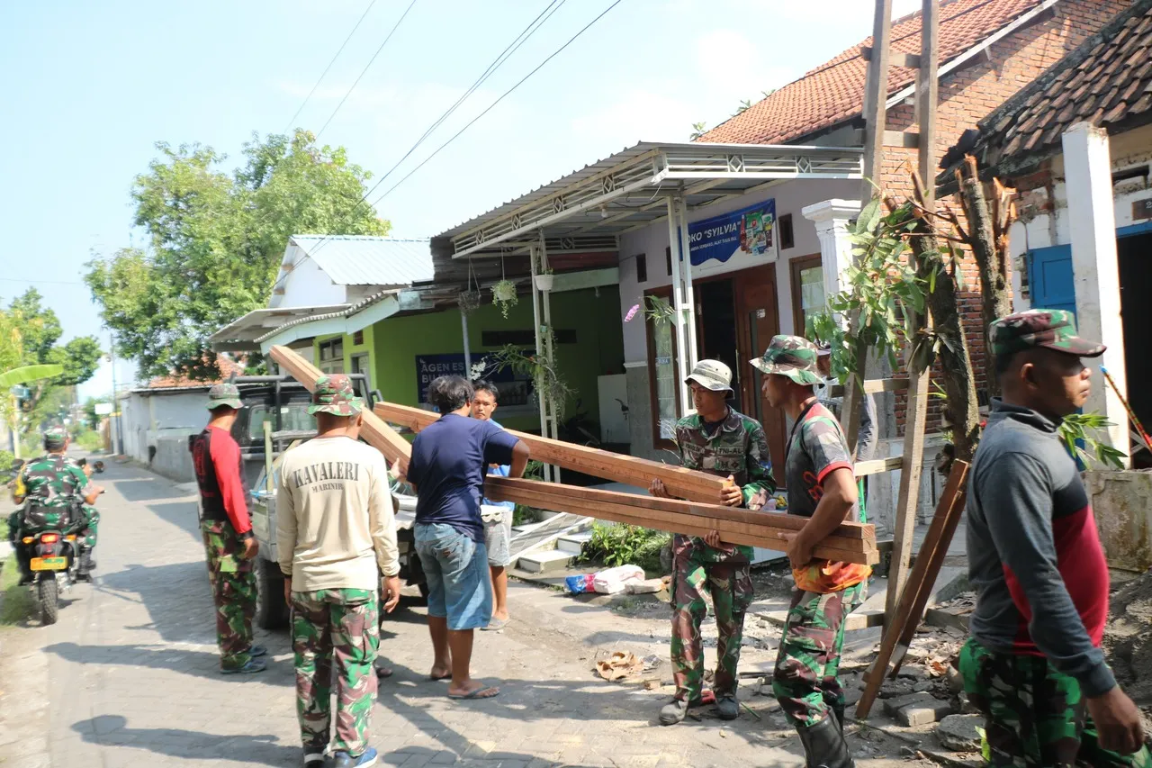 Hari Ke-3 Satgas TMMD ke-120 Kodim 0816/Sidoarjo Bersama Masyarakat Bersatu Bongkar RTLH Umami
