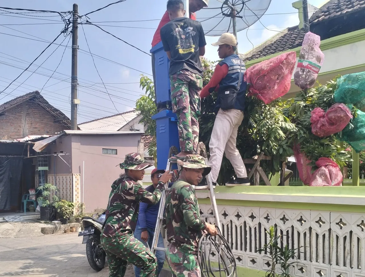 Gotong Royong Satgas TMMD dan Warga Desa, Terangi Malam dengan 10 PJU Baru