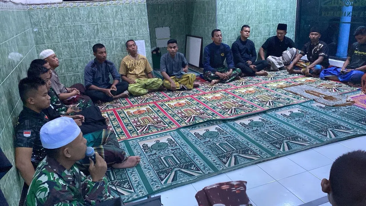 Anggota Satgas TMMD Gelar Sholat Magrib Berjama'ah dan Yasinan di Musholla Balai Desa Penambangan