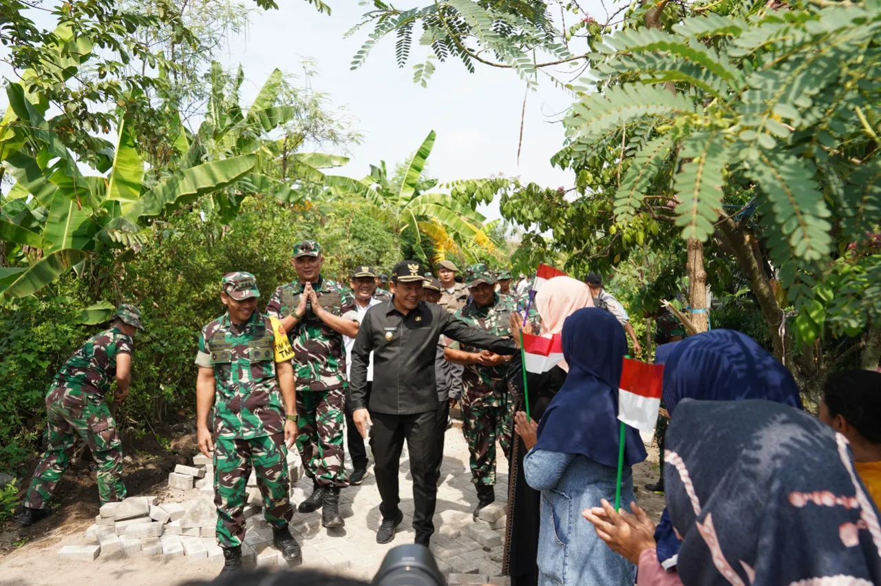 Plt Bupati Sidoarjo dan Tim Wasev Mabes TNI AD Tinjau TMMD Ke-120 di Desa Penambangan