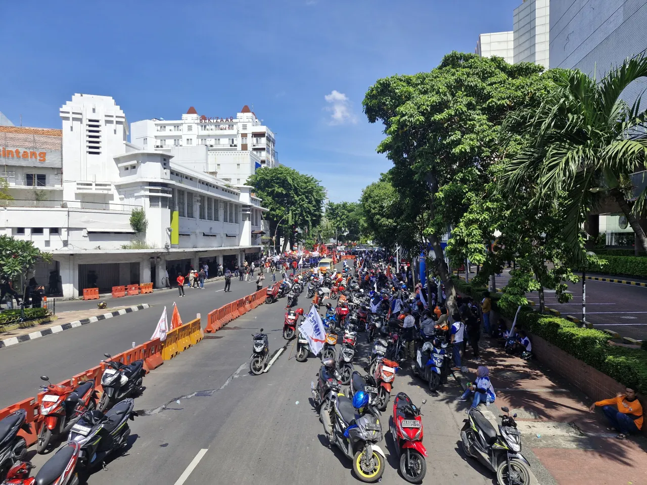 Baca juga : Tuntut Hak Pesangon, Buruh Sempat Blokade Pintu Masuk Tunjungan Plaza di Jalan Basuki Rahmat