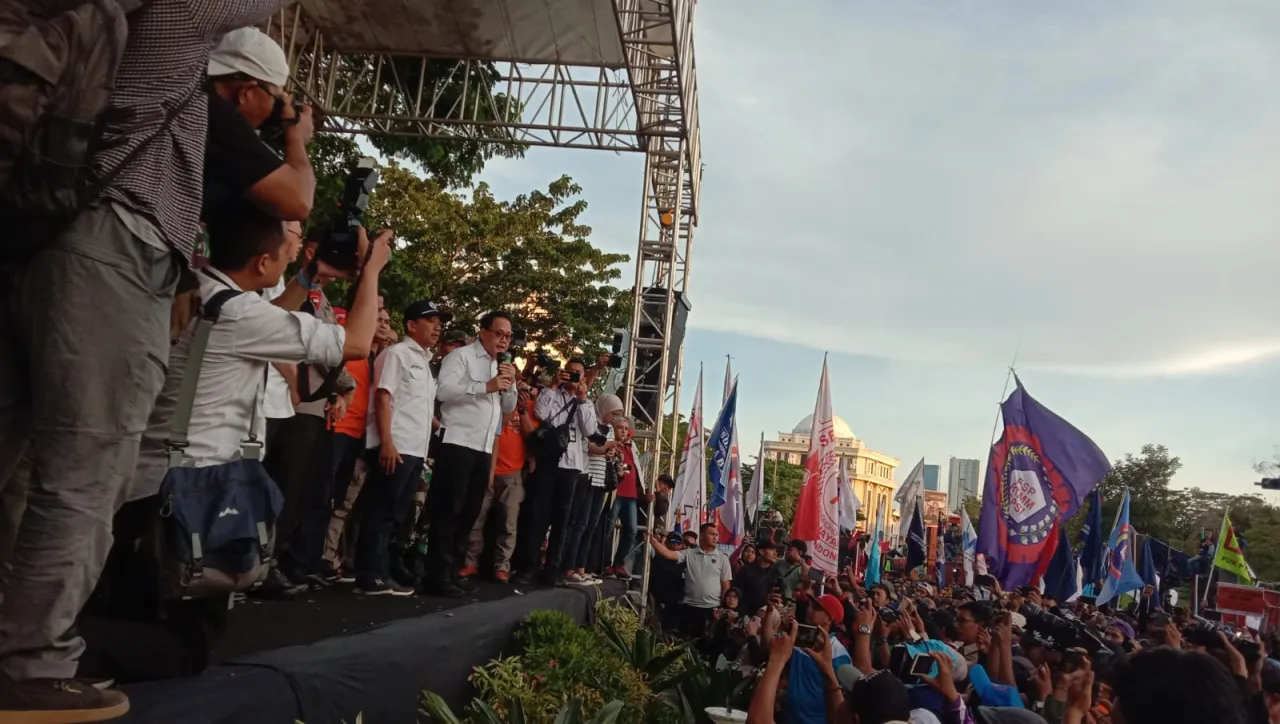 Pj Gubernur Jatim Adhy Karyono Setujui 12 Tuntutan Buruh: Kesejahteraan Nomor Satu