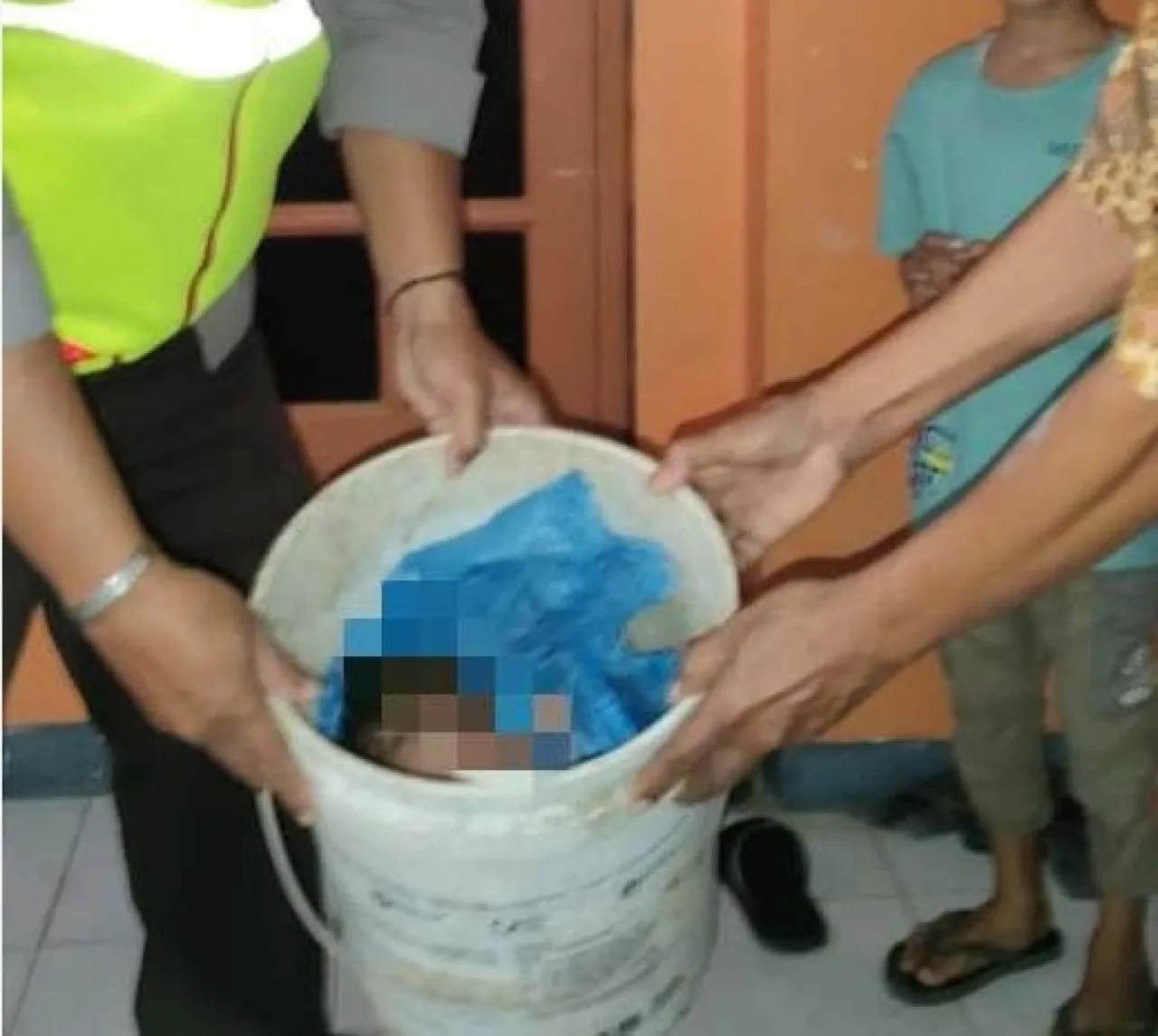 Bayi Perempuan Dibuang di Ember Bekas Cat Usai Dilahirkan
