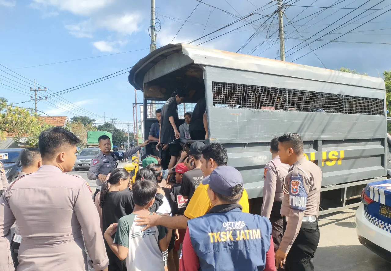 Cegat Kendaraan di Suramadu, Puluhan Anak Diamankan