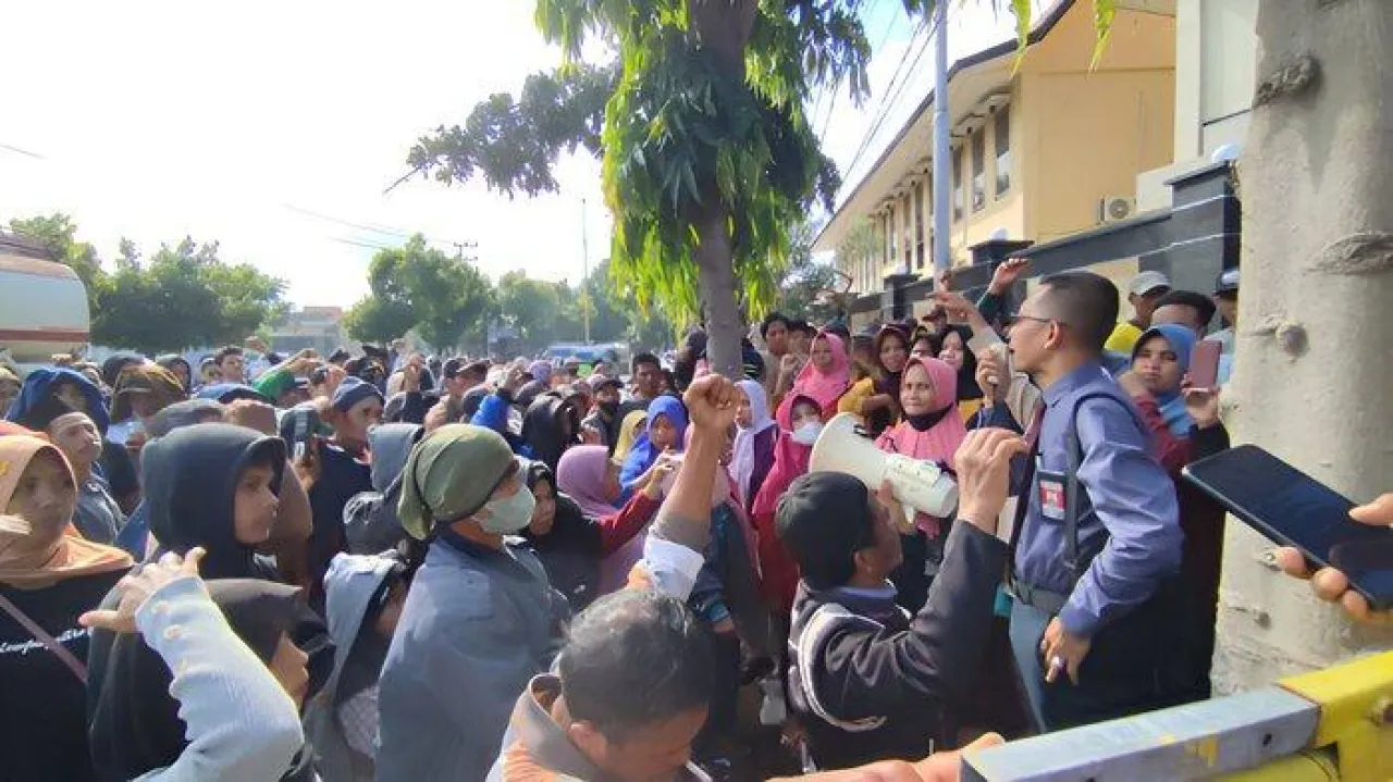 Baca juga : Warga Dijemput Paksa, Polresta Banyuwangi Digeruduk Massa