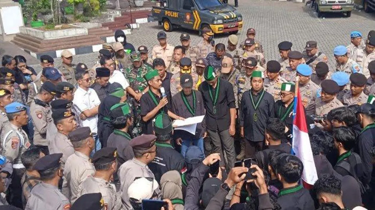 HMI Ngluruk Gedung DPRD Jember