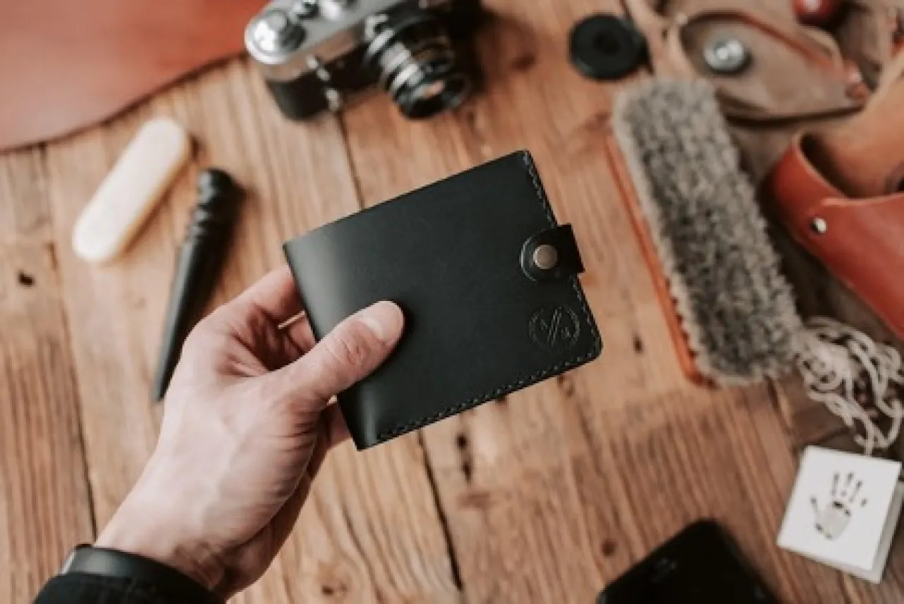 6 Rekomendasi Dompet Brand Lokal Terbaik, Dapatkan Produknya di Blibli!