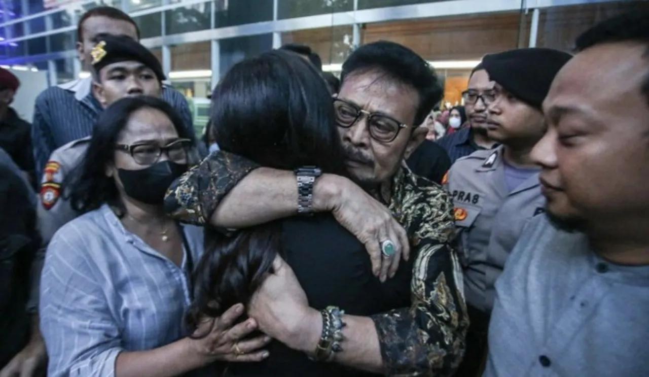 SYL Dituntut 12 Tahun, Disaksikan Anak-Istrinya