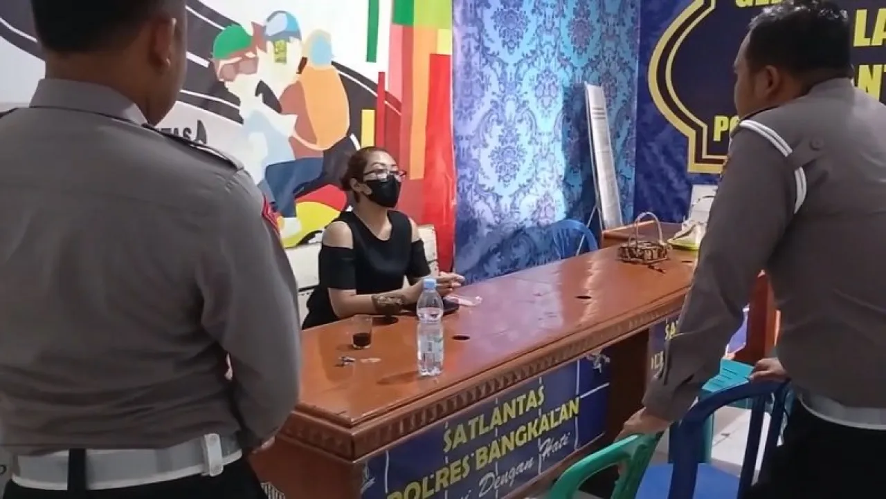 Wanita Nekat Hadapi Polres Bangkalan