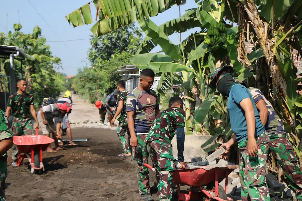 Satgas TMMD ke-120 Percepat Pavingisasi Jalan, Tingkatkan Kualitas Hidup Warga Desa Penambangan