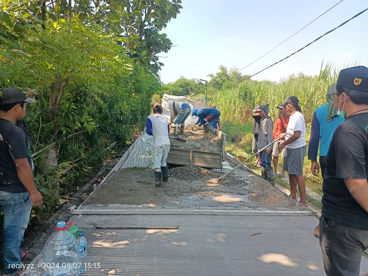 Wujudkan Kebutuhan Masyarakat, Pemdes Simpang Bangun Jalan Rabat Beton