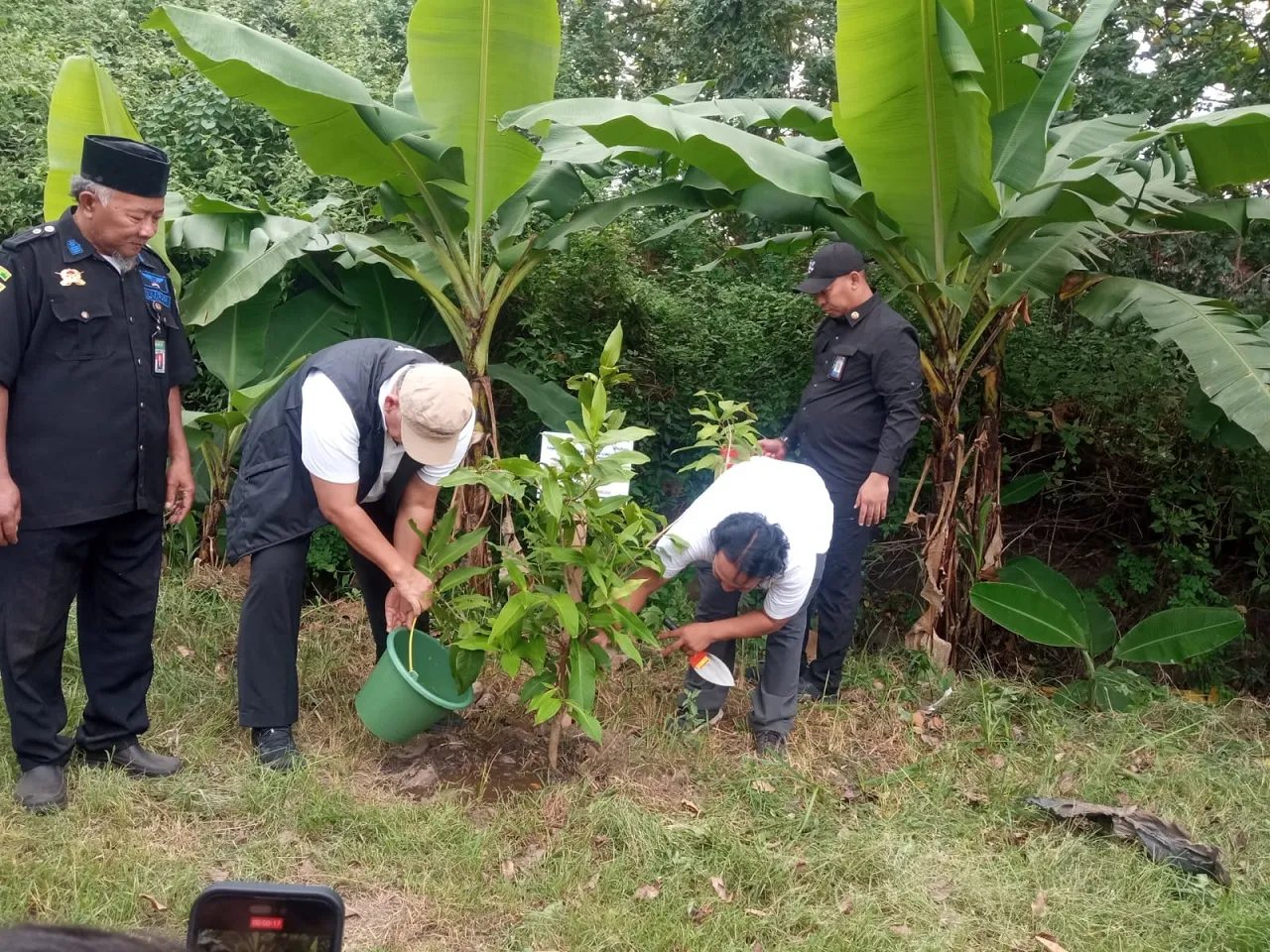 Jaga Produksi Pangan, BULOG Tanam 570 Bibit Pohon di DAS Brantas