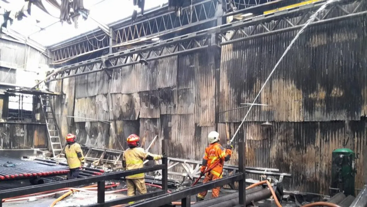 2 Gudang di Rungkut Terbakar