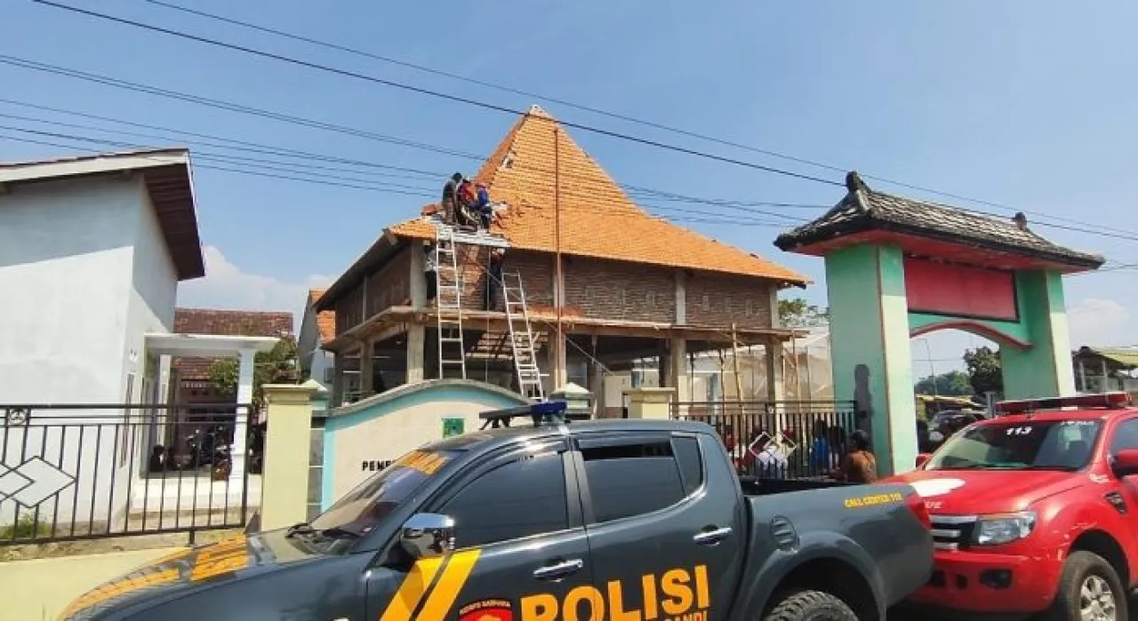 Terpeleset dari Atap, Kuli Bangunan Tewas