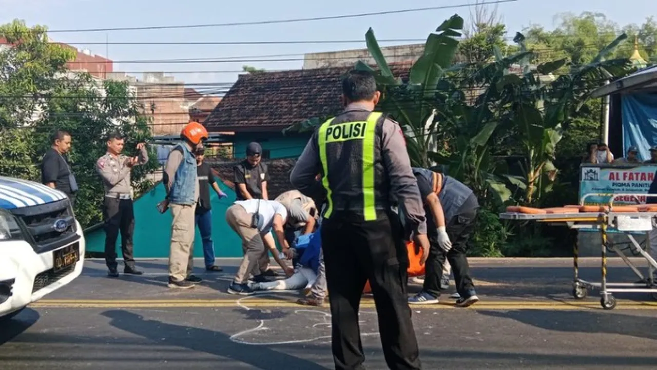 Diduga Gagal Menyalip, Pemotor Tewas Terlindas Truk