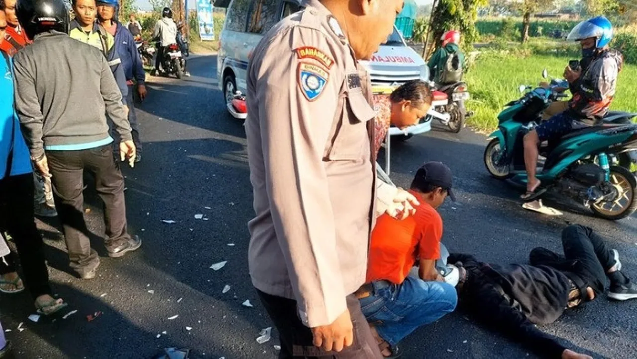 Terlalu Menikung saat Berbelok, Pemotor Tabrak Truk