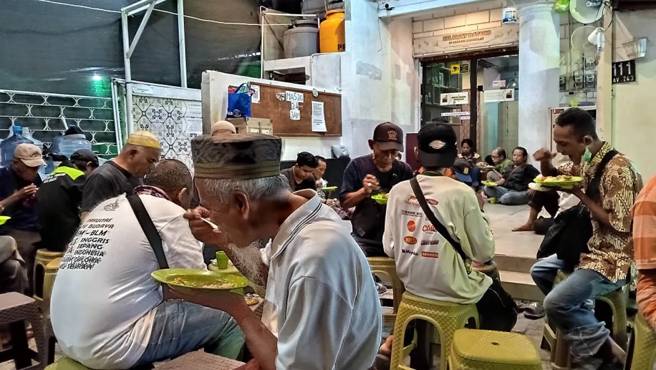 Melongok Masjid Konsulat Pemuda, Berbagi Makan Gratis untuk Semua