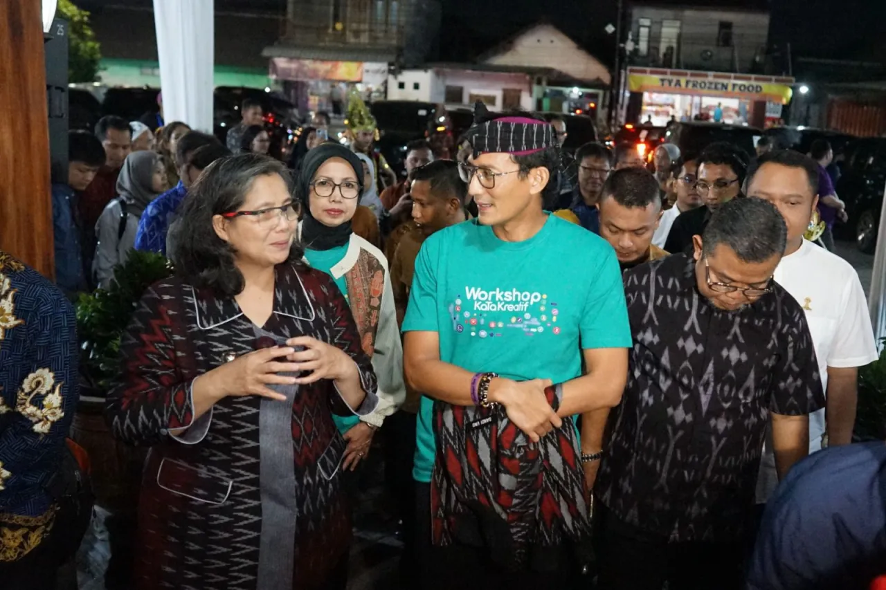 Pj Wali Kota Kediri dan Pelaku Usaha Ekonomi Kreatif Sambut Kedatangan Menparekraf Sandiaga Uno