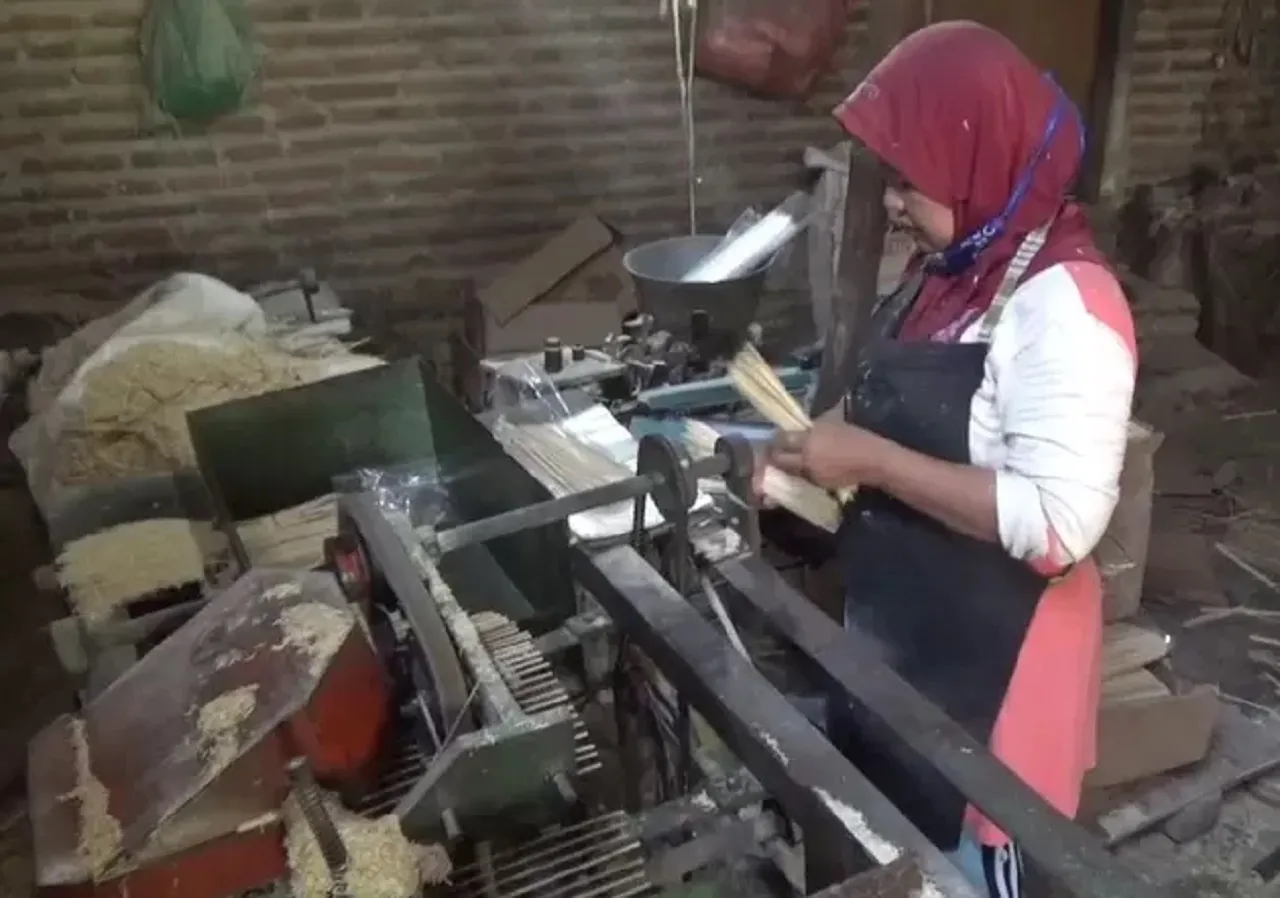 Perajin Tusuk Sate Panen Cuan Jelang Kurban Idul Adha