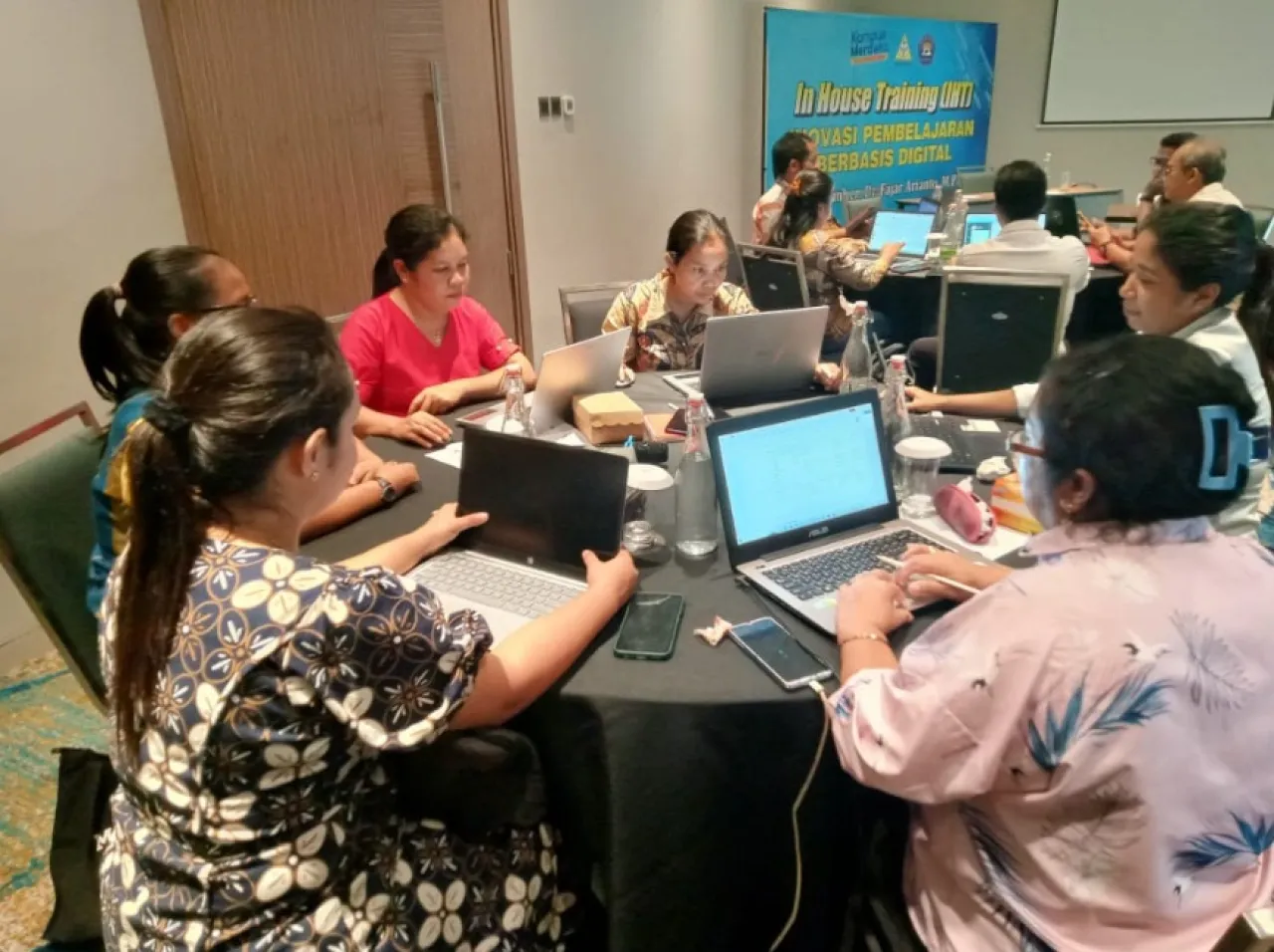 TP UNESA Dampingi Universitas Katolik Weetebula Sumba dalam Pembelajaran Digital